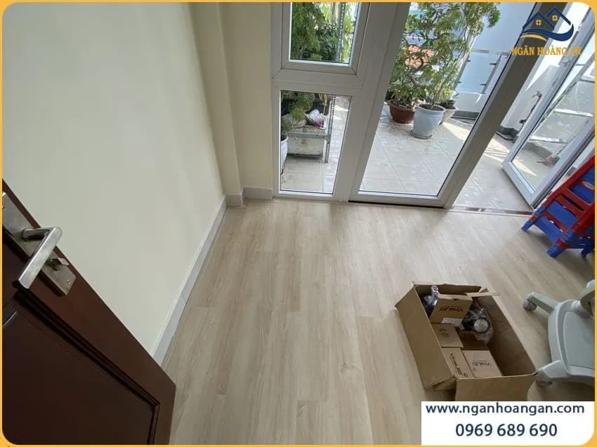 Lát Sàn Nhà Ở Bằng Sàn Nhựa Hèm Khoá Morser C601