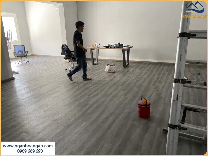 Lát Sàn Nhựa Dán Keo Cho Công Ty Sạch Sẽ Lát Sàn Nhựa Dán Keo Cho Công Ty Sạch Sẽ