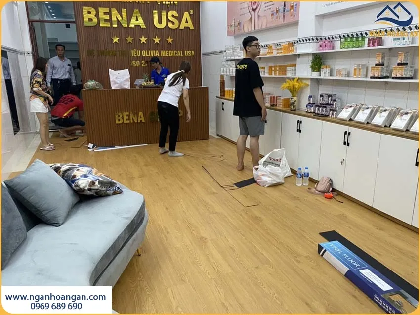 Lát Sàn Nhựa Dán Keo Cho Cửa Hàng Dễ Lau Chùi