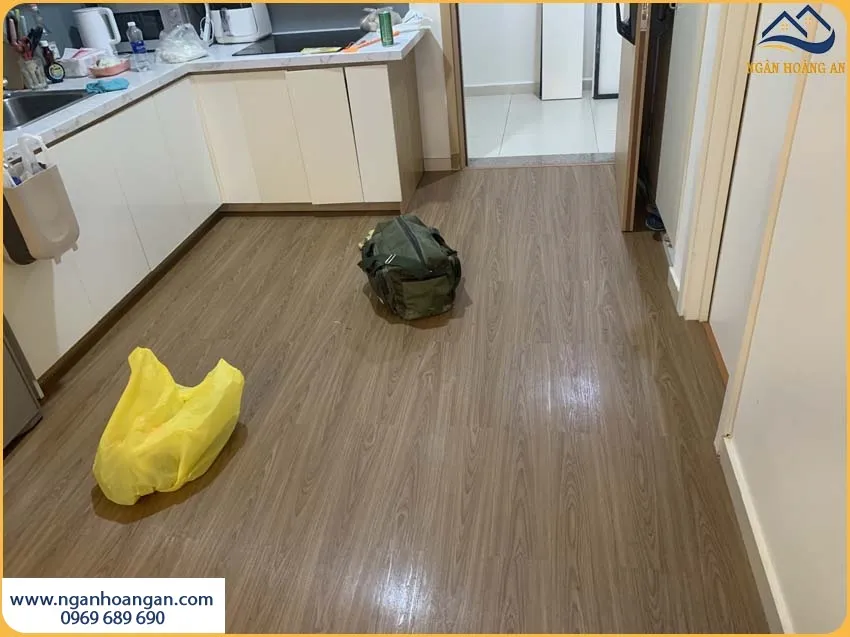 Lát Sàn Nhựa Dán Keo Cho Nhà Bếp Chống Trầy Tốt