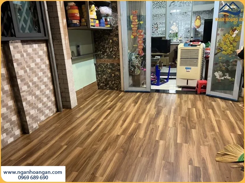 Lát Sàn Nhựa Dán Keo Cho Phòng Khách Bền Đẹp Lâu Dài