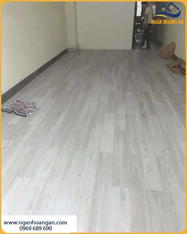 Lát Sàn Nhựa Dán Keo Cho Phòng Khách Bền Đẹp Theo Thời Gian