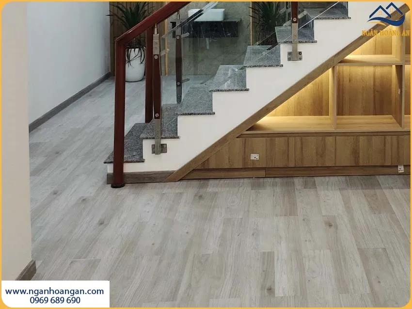 Lát Sàn Nhựa Dán Keo Cho Phòng Khách Dễ Vệ Sinh