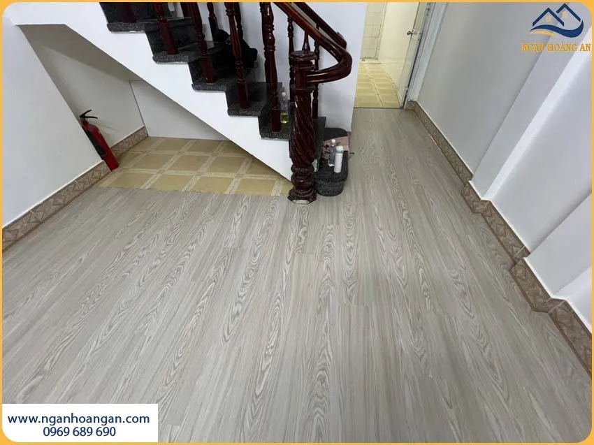 Lát Sàn Nhựa Dán Keo Cho Phòng Khách Đi Lại Êm Chân