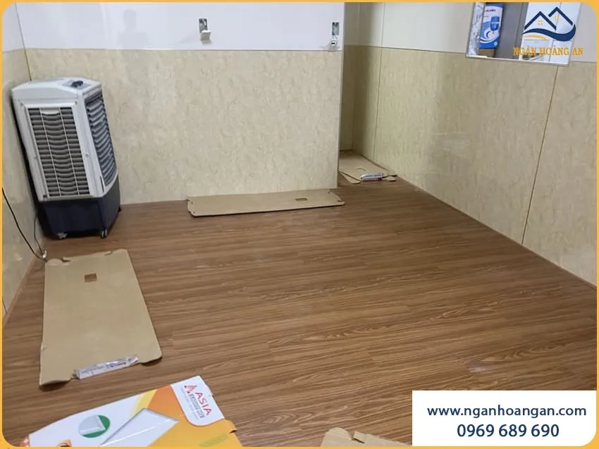 Lát Sàn Nhựa Hèm Khoá Cho Phòng Trọ Gọn Gàng Lát Sàn Nhựa Hèm Khoá Cho Phòng Trọ Gọn Gàng