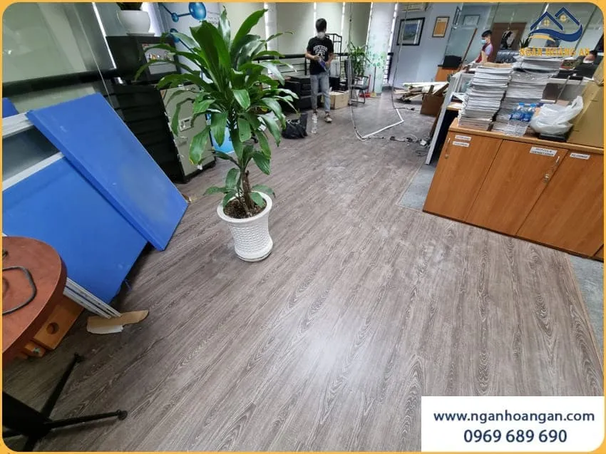 Lát Sàn Nhựa Hèm Khoá Cho Văn Phòng Làm Việc