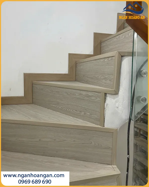 Lát Sàn Nhựa Hèm Khoá Kosmos SPC5001 Cho Cầu Thang Nhà Ở