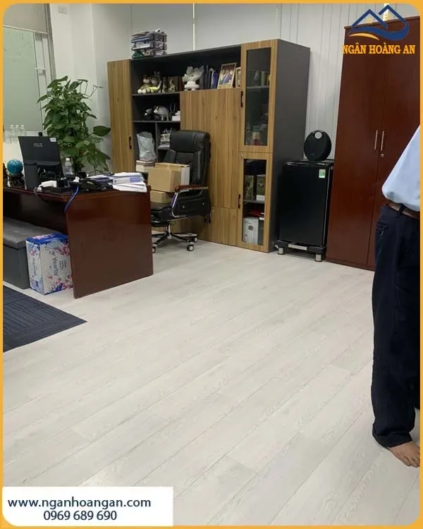 Lát Sàn Nhựa Tự Dán Cho Công Ty Thẩm Mỹ Lát Sàn Nhựa Tự Dán Cho Công Ty Thẩm Mỹ