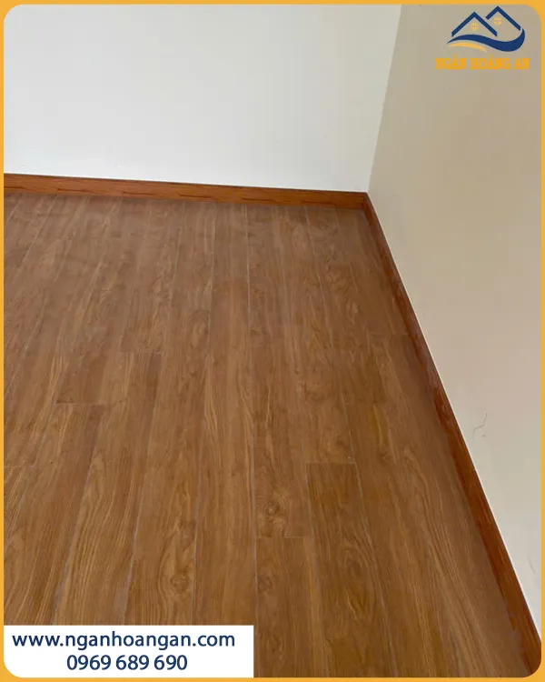 Len Chân Tường Tạo Đường Viền Gọn Gàng Cho Mặt Sàn