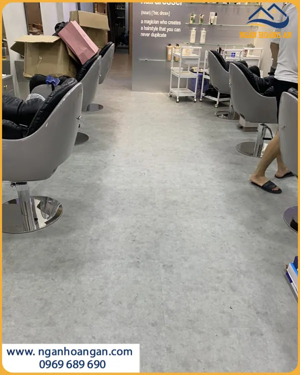 Lót Sàn Dán Keo Cho Salon Tóc  Sang Chảnh