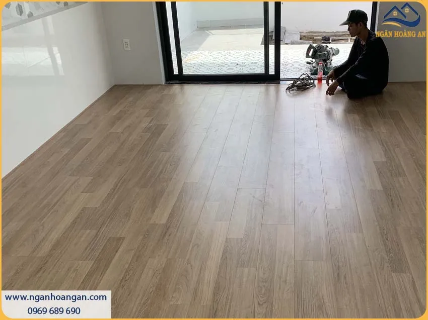 Phòng Khách Được Thi Công Sàn Gỗ Công Nghiệp Robina Đẹp Và Thu Hút