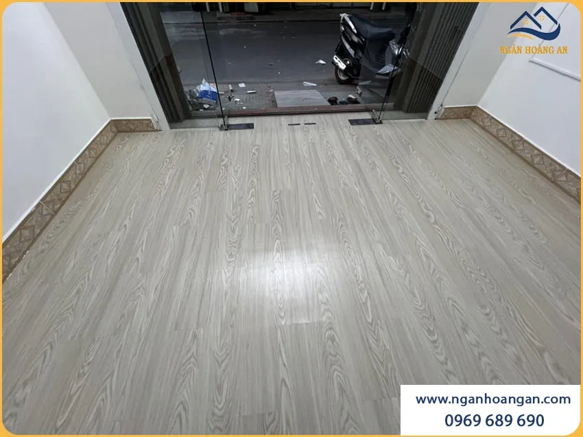 Lót Sàn Nhựa Dán Keo Cho Nhà Ở Sạch Đẹp