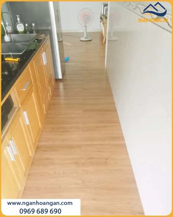 Lót Sàn Nhựa Dán Keo Cho Nhà Ở Sạch Đẹp