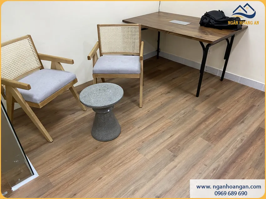 Lót Sàn Nhựa Dán Keo Giúp Văn Phòng Sạch Sẽ Chuyên Nghiệp