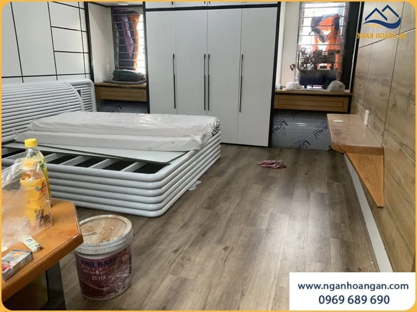 Lót Sàn Nhựa Hèm Khoá Cho Phòng Ngủ Gọn Gàng