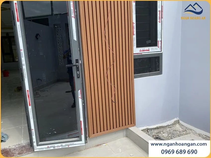 Mặt Tiền Nhà Ốp Lam Sóng Kosmos Light Wood Thực Tế