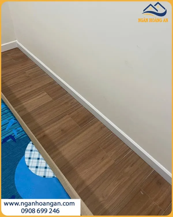 Ngân Hoàng An Thi Công Len Chân Tường PVC 775 Chất Lượng