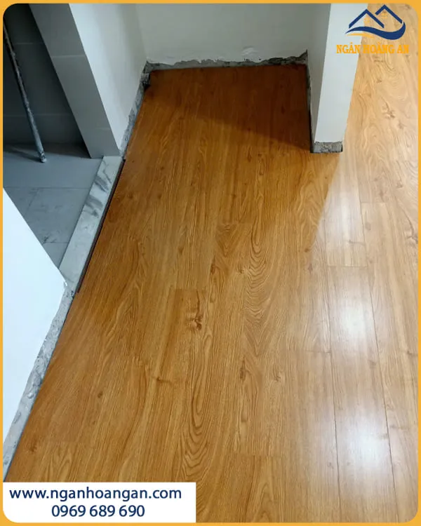 Ngân Hoàng An Thi Công Sàn Gỗ Hèm Khoá Wilson 817 Giúp Nhà Ở