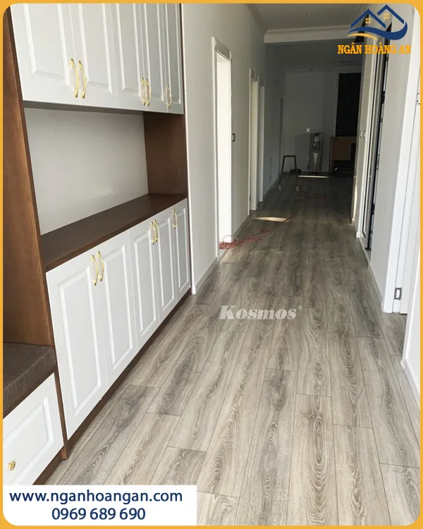 Nhà Bếp Lát Sàn Gỗ Công Nghiệp Hạn Chế Bám Bụi