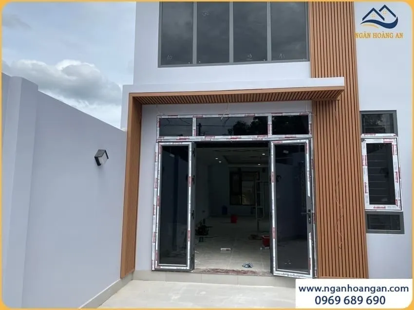 Ốp Mặt Tiền Nhà Bằng Tấm Ốp Gỗ Nhựa Sang Trọng, Bền Lâu Ốp Mặt Tiền Nhà Bằng Tấm Ốp Gỗ Nhựa Sang Trọng, Bền Lâu