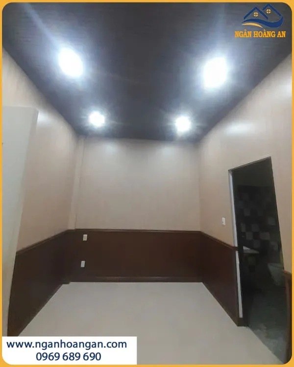 Ốp Trần Lam Sóng Iwood Cho Phòng Khách Nhà Đẹp Tại Nhà Bè TPHCM
