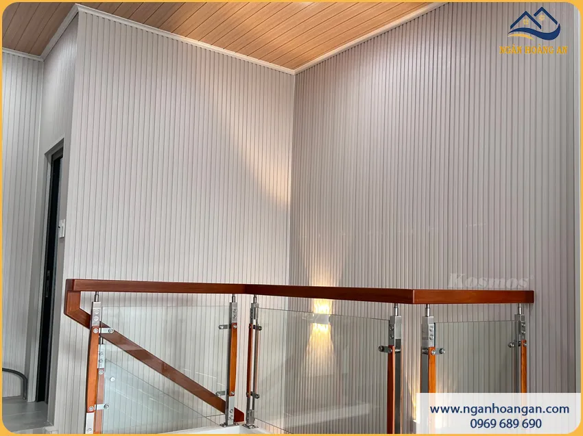Ốp Tường Cầu Thang Bằng Lam Sóng Chống Trầy Xước