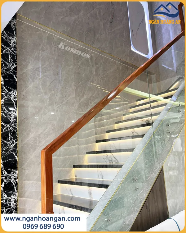 Ốp Tường Cầu Thang Bằng PVC Giả Đá Chống Trầy