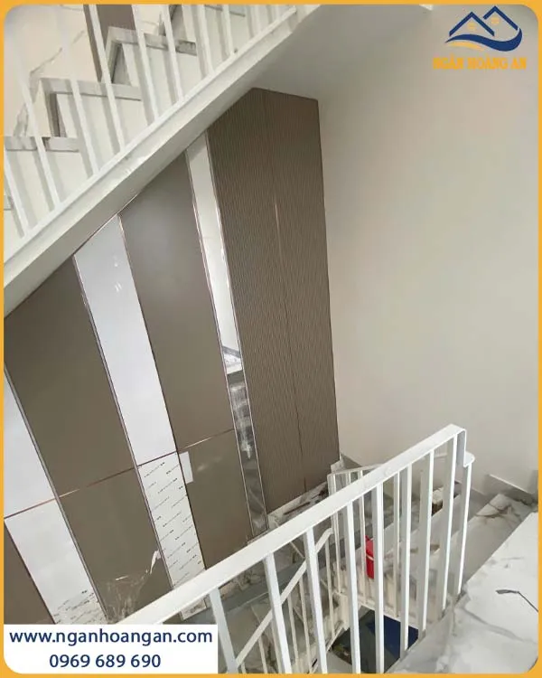 Ốp Tường Than Tre Kosmos Được Lắp Đặt Thời Thượng Cho Cầu Thang