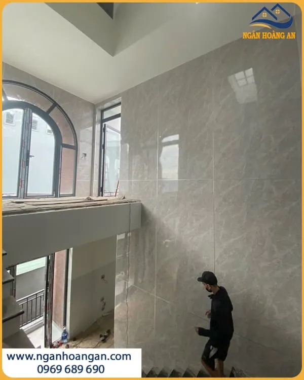 Ốp Tường Cầu Thang PVC2025 Dễ Lau Chùi Ít Bám Bụi