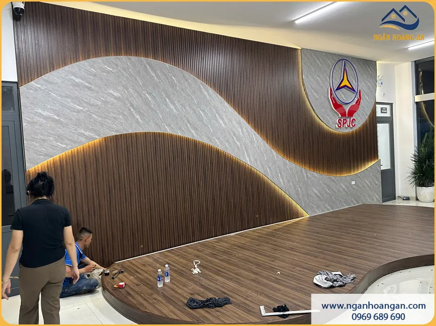 Ốp Tường Lam Sóng Kết Hợp Than Tre Cho Công Ty Dễ Vệ Sinh Ốp Tường Lam Sóng Kết Hợp Than Tre Cho Công Ty Dễ Vệ Sinh