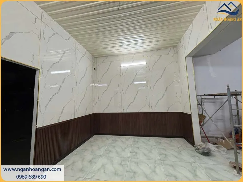 Phòng Khách Được Ốp Tường Bằng Tấm Nhựa PVC Giả Đá Và Lam Sóng
