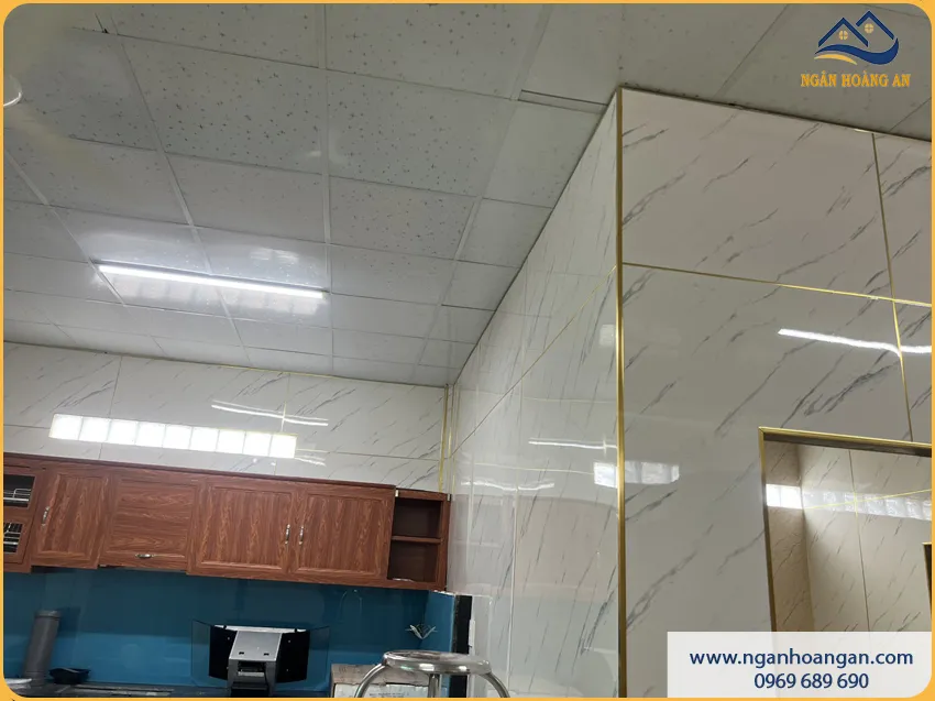 Ốp Tường Phòng Bếp Bằng PVC Giả Đá Sang Trọng, Hiện Đại
