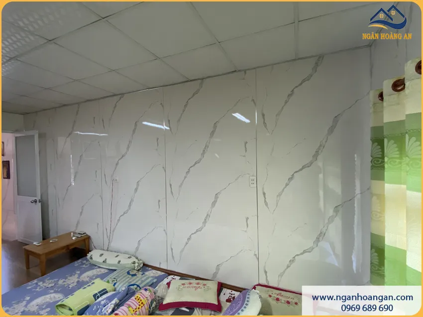 Ốp Tường Phòng Ngủ Bằng PVC Giả Đá Bền Đẹp
