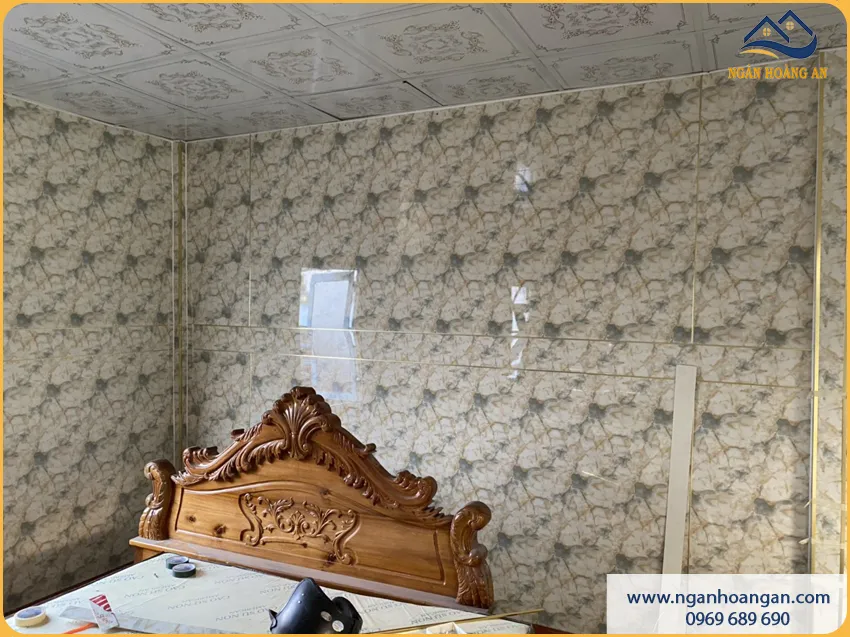 Ốp Tường Phòng Ngủ Bằng PVC Giả Đá Dễ Lau Chùi