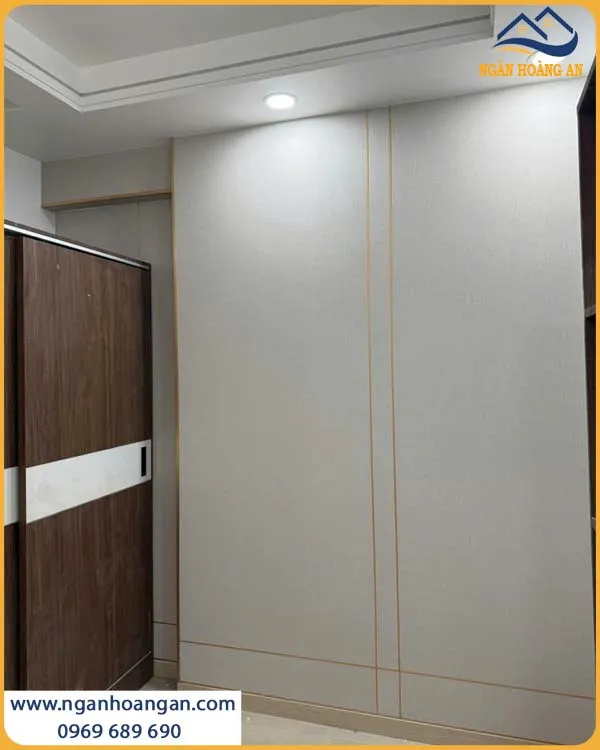 Thi Công Ốp Tường Tấm Ốp Than Tre iWood Cho Phòng Ngủ