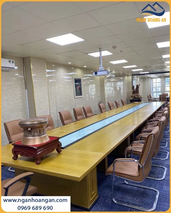 Phòng Họp Được Ốp Tường Bằng Tấm Nhựa PVC Giả Đá Đẹp Và Thu Hút
