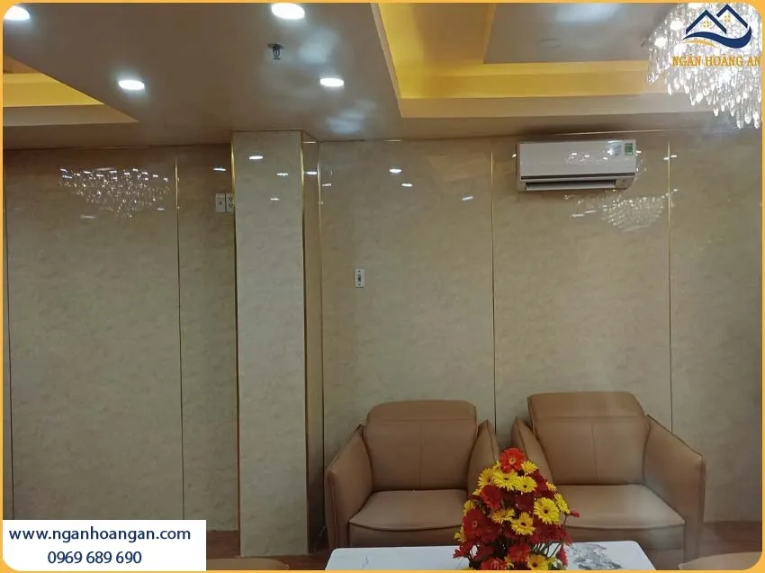 Phòng Lễ Tân Được Ốp Tường Bằng Tấm Nhựa PVC Giả Đá Đẹp Và Thu Hút