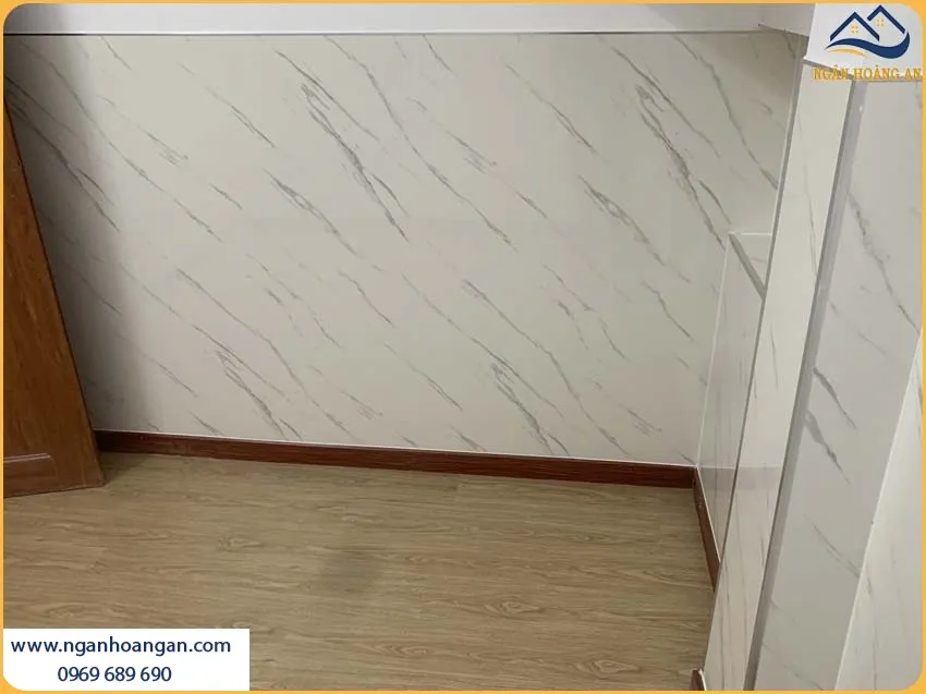Phòng Khách Được Ốp Tường Bằng Tấm Nhựa PVC Giả Đá Đẹp Và Thu Hút