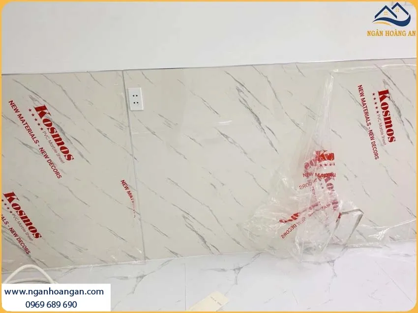 Phòng Khách Được Ốp Tường Bằng Tấm Nhựa PVC Giả Đá Đẹp Và Thu Hút