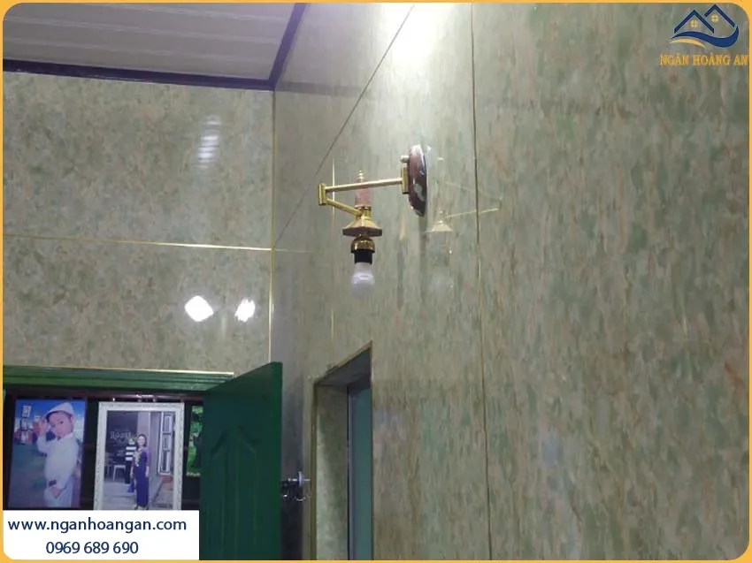 Phòng Khách Được Ốp Tường Bằng Tấm Nhựa PVC Giả Đá Đẹp Và Thu Hút
