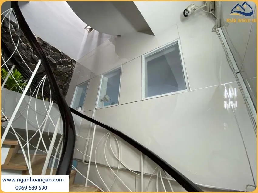 Thi Công Tấm PVC Trắng Trơn PVC2023 Kosmos Cho Tường Cầu Thang Thi Công Tấm PVC Trắng Trơn PVC2023 Kosmos Cho Tường Cầu Thang