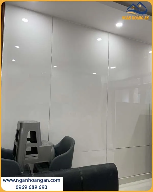 Tấm Nhựa PVC Kosmos Được Lắp Đặt Thời Thượng Cho Phòng Khách