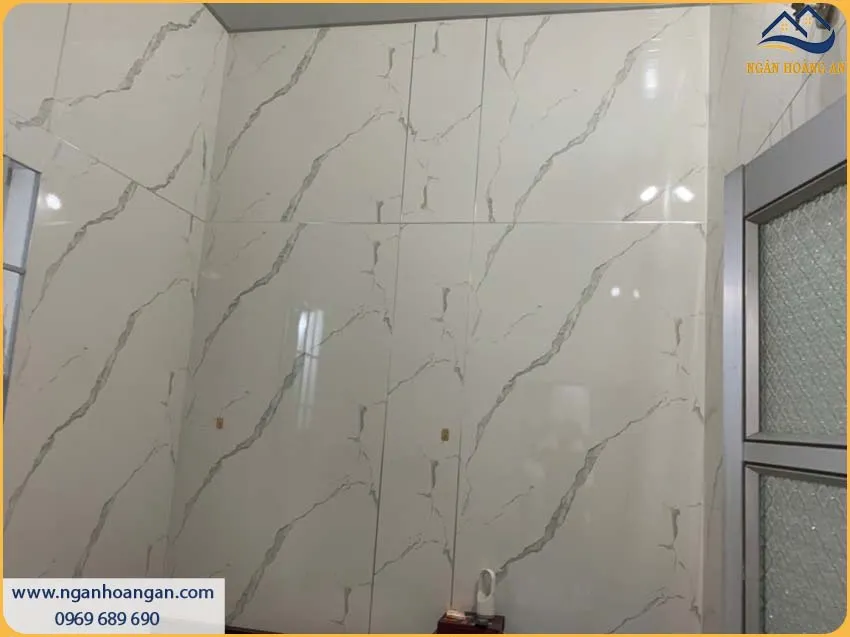 Thi Công Ốp Tường Tấm PVC Nhựa Giả Đá Chắc Chắn Cho Không Gian