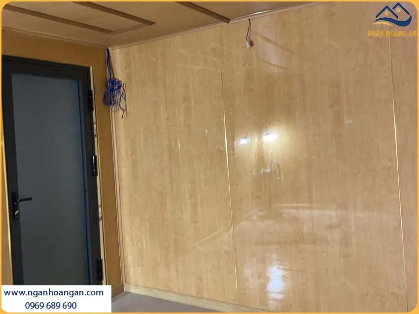 Thi Công Tấm PVC Giả Gỗ Kosmos Kháng Mối, Chống Ẩm Và Chống Thấm