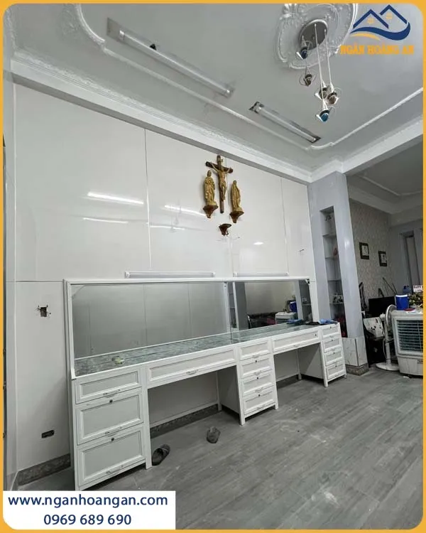 Thi Công Tấm PVC Trắng Trơn Kosmos Không Bám Bụi, Dễ Lau Chùi