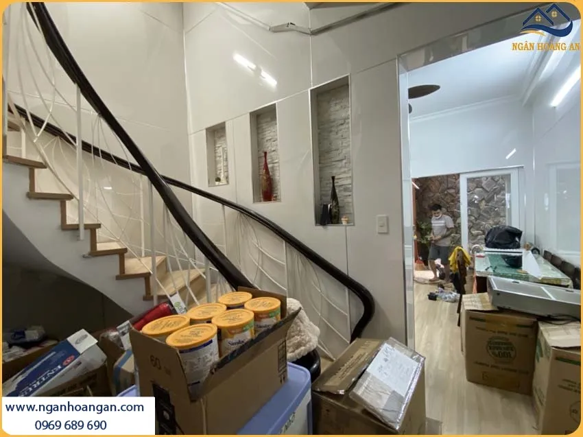 Thi Công Ốp Tường Tấm PVC Nhựa Trắng Trơn Chắc Chắn Cho Không Gian Thi Công Ốp Tường Tấm PVC Nhựa Trắng Trơn Chắc Chắn Cho Không Gian