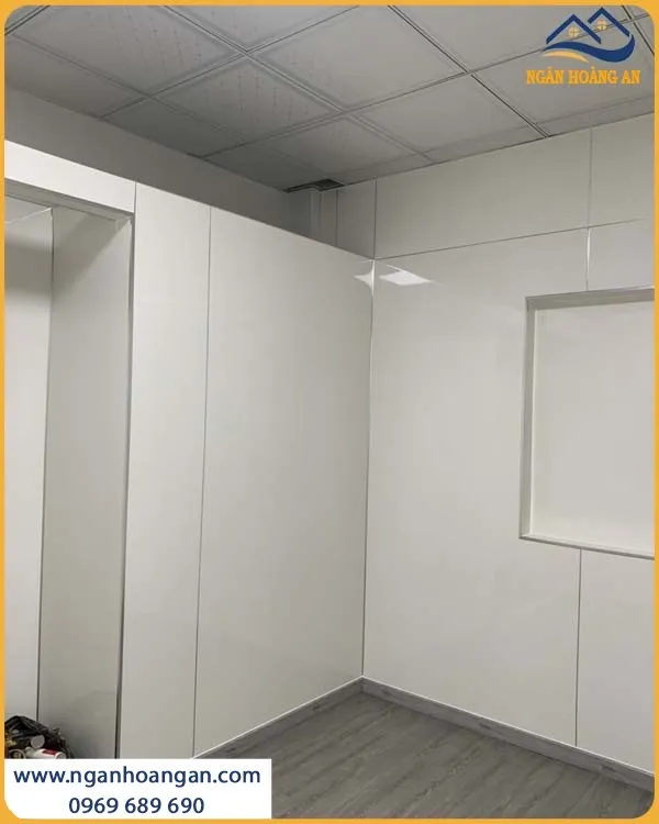 Căn Hộ Thi Công Ốp Tường Bằng PVC Trắng Trơn Kosmos Giá Thành Hợp Lý