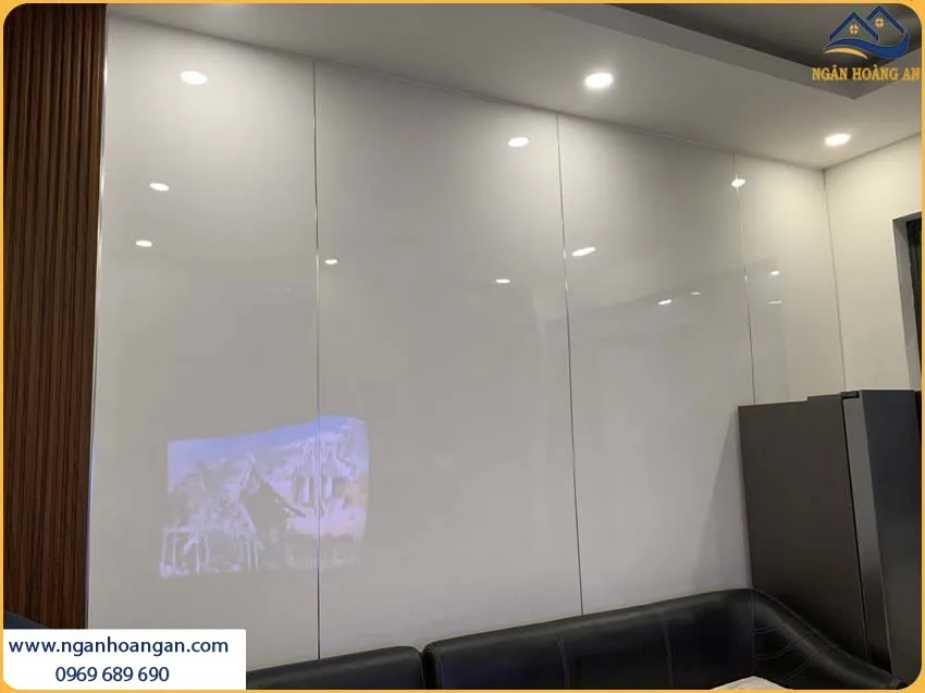 Căn Hộ Thi Công Ốp Tường Bằng PVC Trắng Trơn Kosmos Giá Thành Hợp Lý