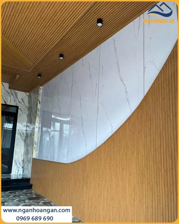 Thi Công Ốp Tường PVC Giả Đá Kết Hợp Lam Sóng Sự Kết Hợp Độc Đáo