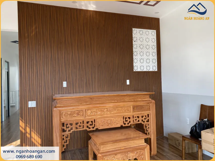Ốp Vách Phòng Thờ Bằng Tấm Lam Sóng Nhựa Giả Gô Ốp Vách Phòng Thờ Bằng Tấm Lam Sóng Nhựa Giả Gô
